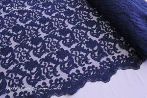 Ткань плетеное
 кружево на сетке натали цвет тёмно-синий  с фистонами
